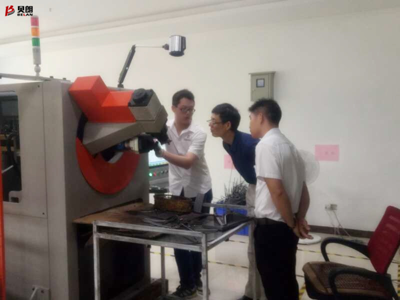 佛山客户来贝朗看不锈钢成型机，现场打样谈合作