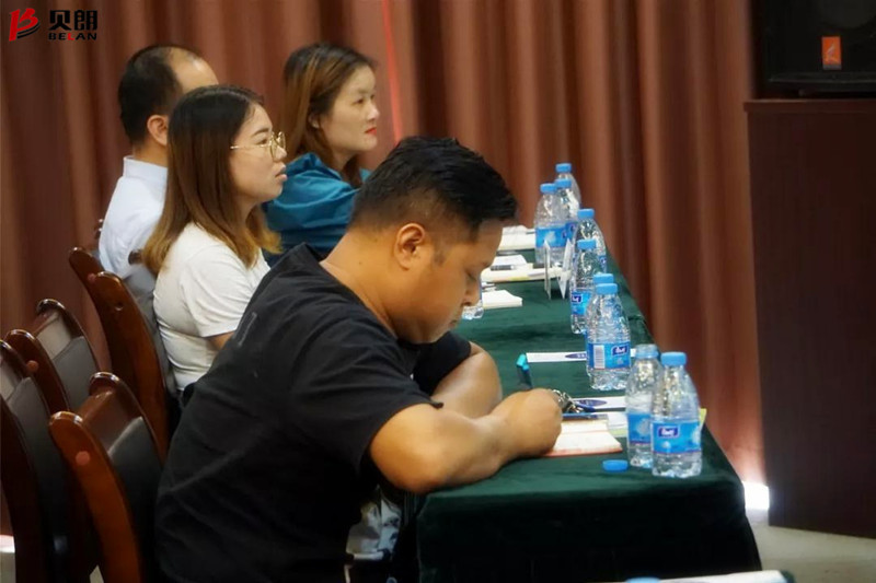 贝朗网销组员工参加课程现场