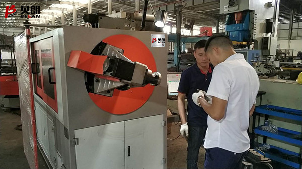 贝朗调机师在世铭五金家具车间